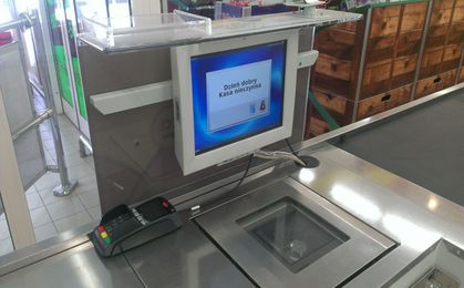 W Biedronce są już urządzenia do płacenia kartą
