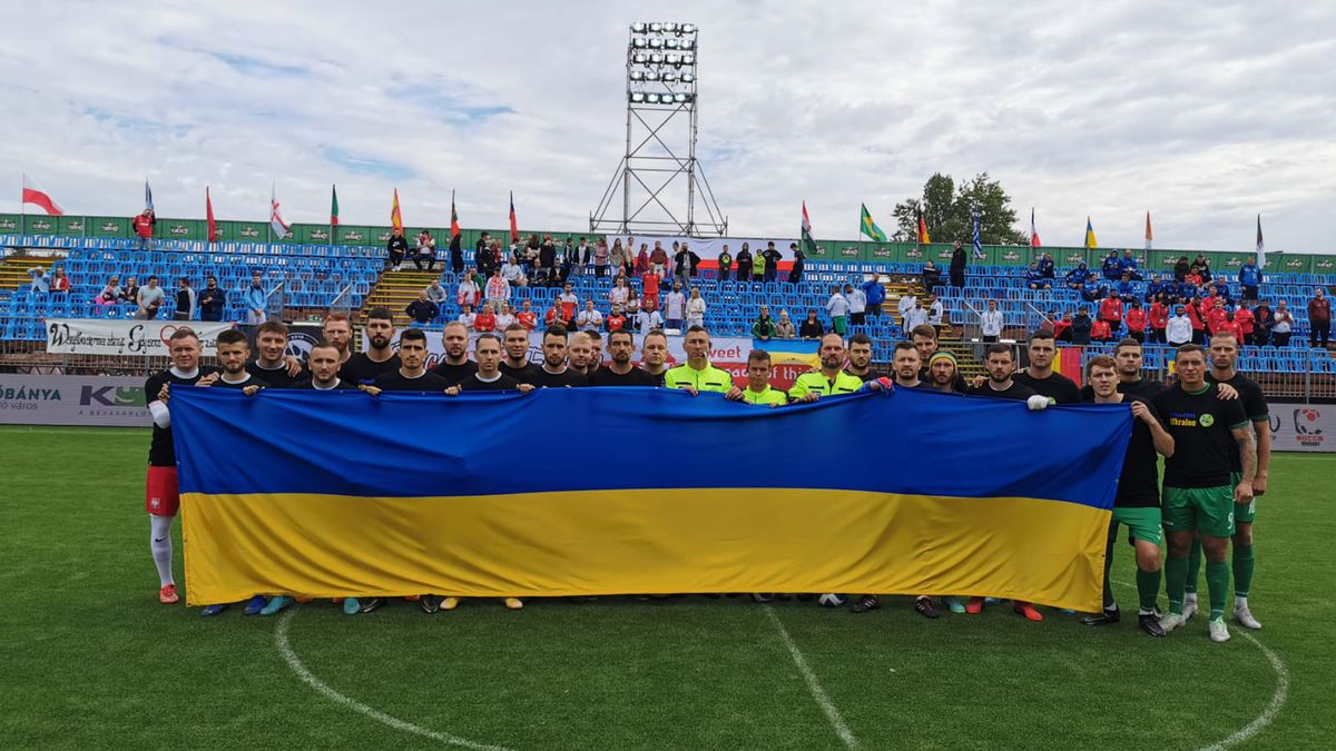 Polacy oraz Litwini z gestem wsparcia dla Ukrainy podczas Mistrzostw Świata drużyn sześcioosobowych 