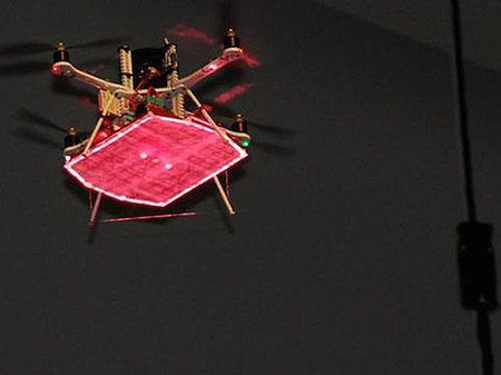 "Długodystansowy" quadrocopter zasilany laserami [wideo]