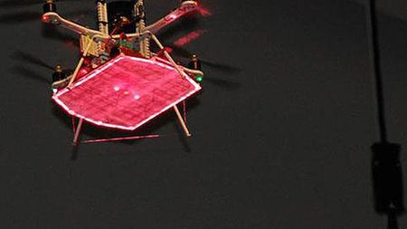 "Długodystansowy" quadrocopter zasilany laserami [wideo] 1