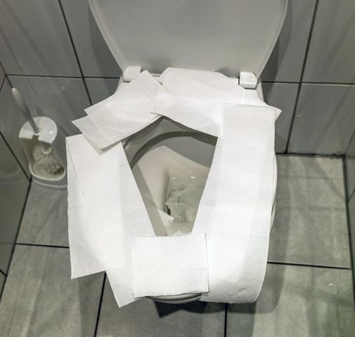 Nie przykrywaj deski w toalecie papierem toaletowym. To poważny błąd
