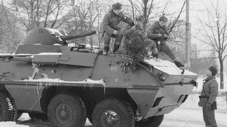 22 grudnia 1981 r., żołnierze LWP z choinką na transporterze opancerzonym