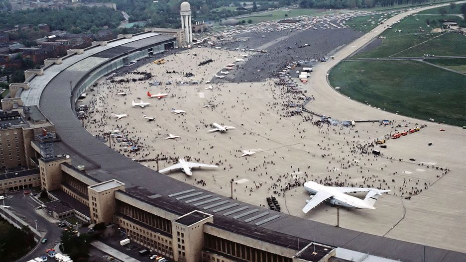 Lotnisko Tempelhof w Berlinie Zachodnim, fotografia z 1984 r.