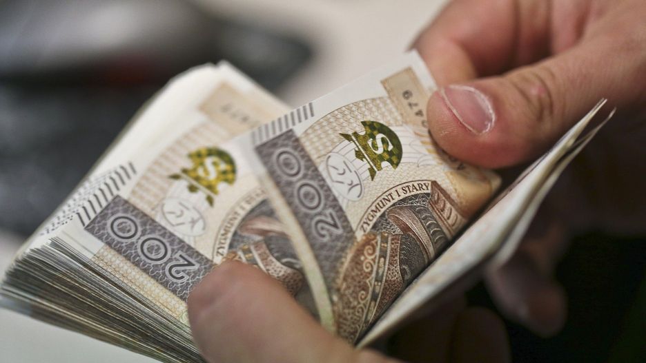 Zniszczył 100 tys. zł i tak posklejał, że NBP wymieniło mu je na 110 tys. zł