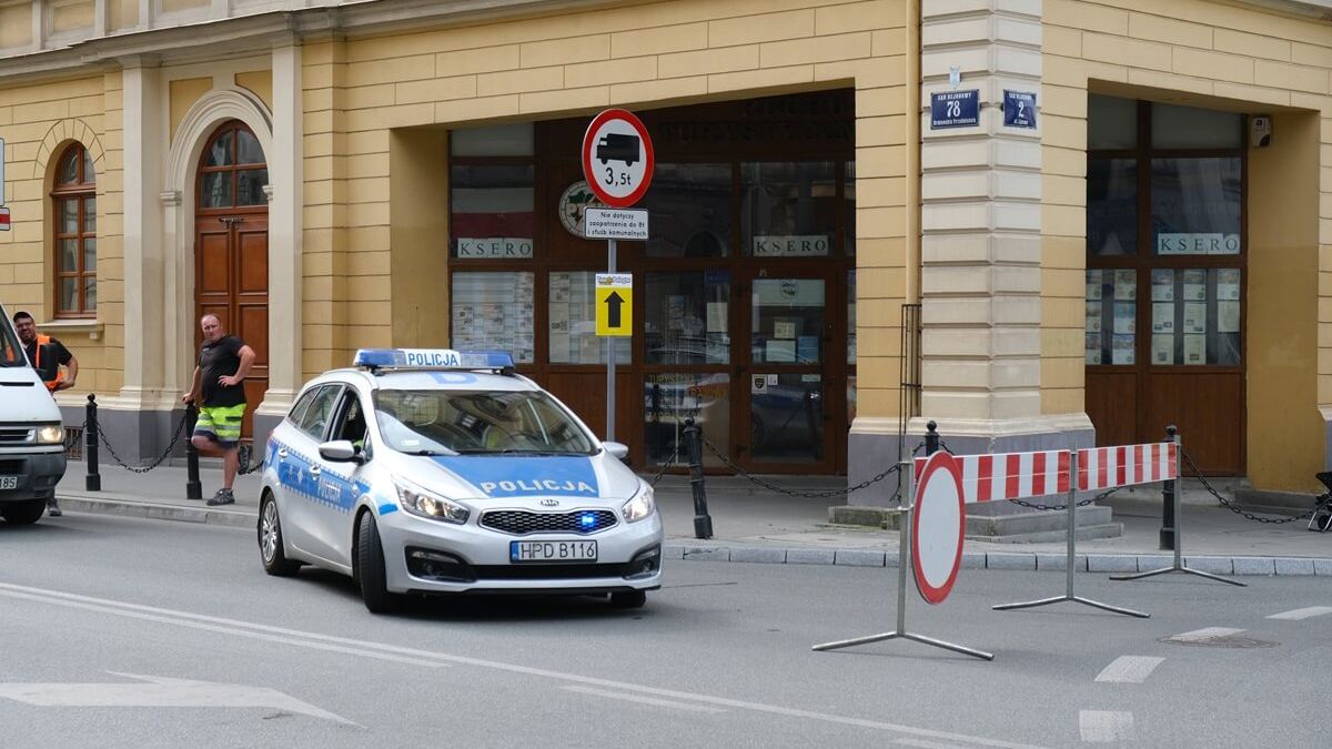 Policyjny radiowóz pilnujący wjazdu w Krakowskie Przedmieście
