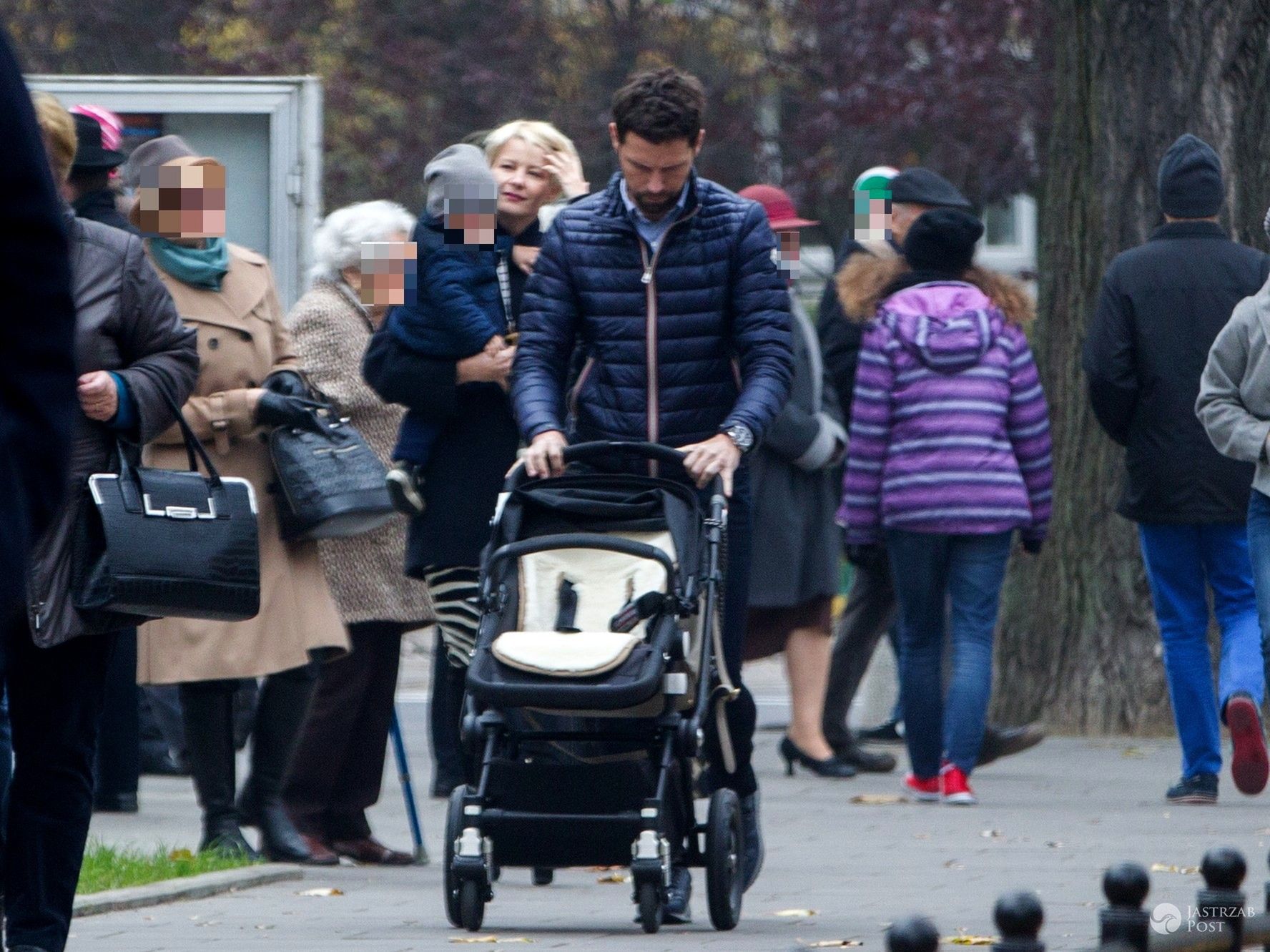 Małgorzata Kożuchowska na jesiennym spacerze z mężem Bartłomiejem Wróblewskim i synkiem Jasiem