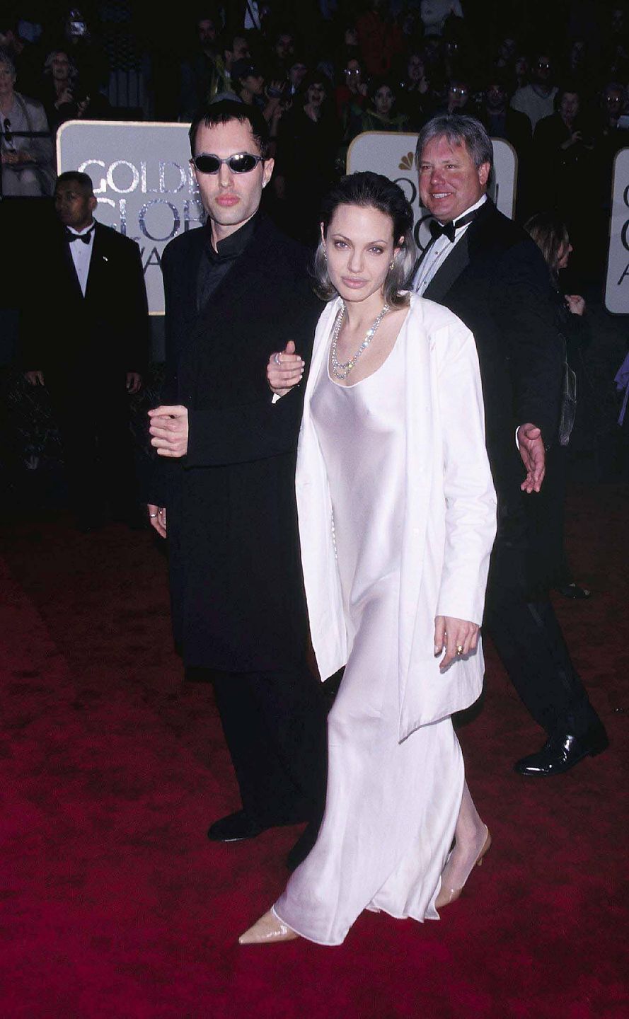Angelina Jolie w białym komplecie - Złote Globy 2000, najpiękniejsze kreacje wszech czasów