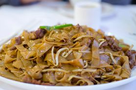 Danie z makaronem ryżowym i wołowiną (nieprzygotowane)