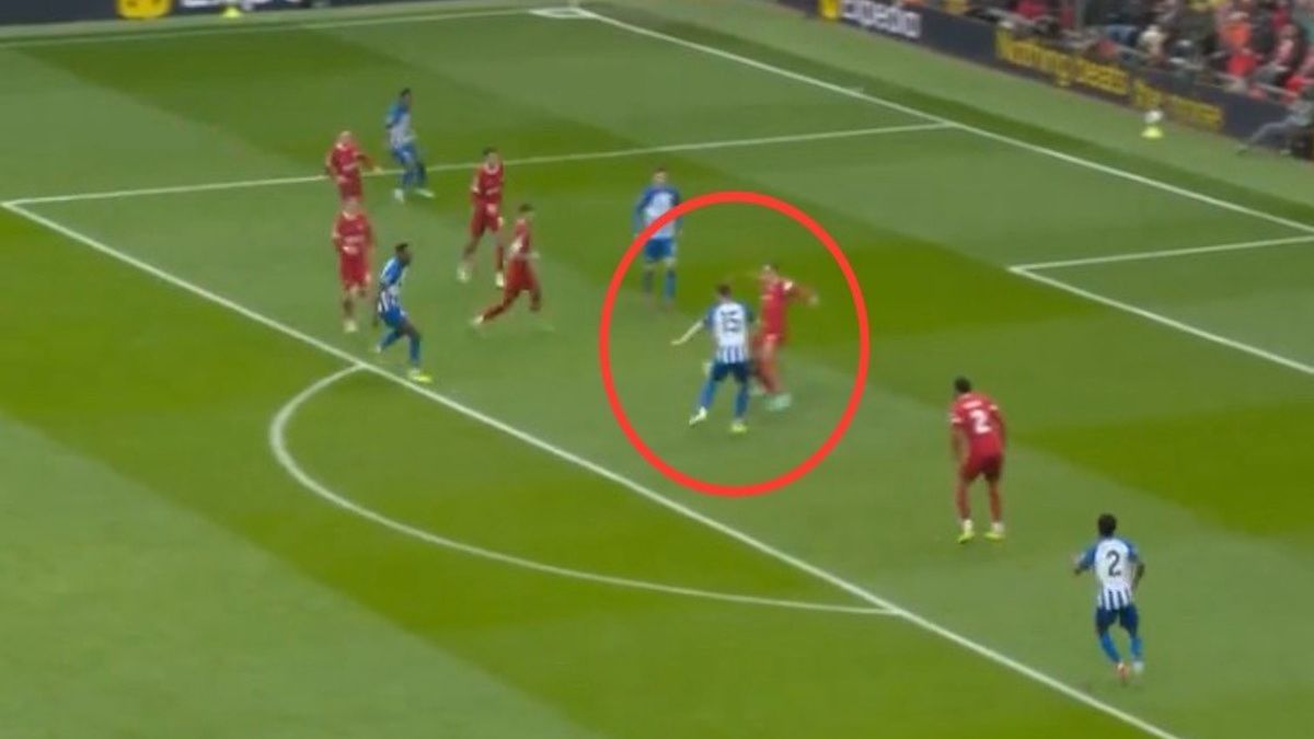 Twitter / ViaPlay / Na zdjęciu: Jakub Moder brał udział przy golu.