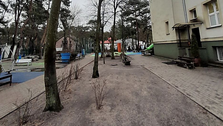 Smutny i nieciekawy placyk przy podstawówce na Bajkowej ma zmienić się nie do poznania. Źródło: bo.um.warszawa.pl