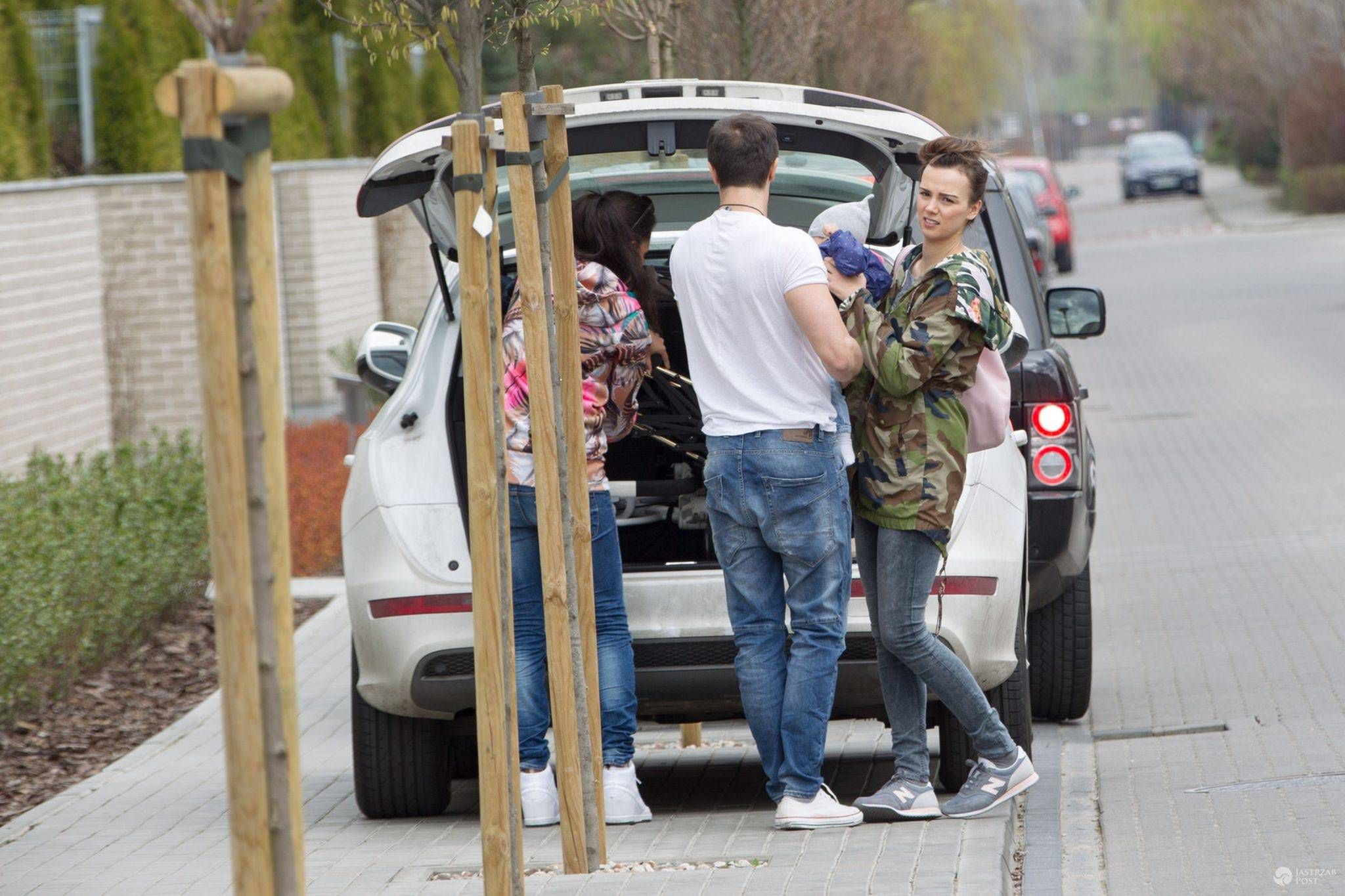 Paulina Krupińska i Sebastian Karpiel-Bułecka z córką Antoniną na spacerze