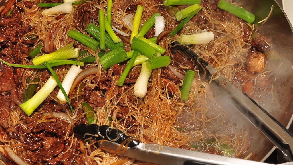 Danie z makaronem ryżowym i wołowiną przygotowane z masłem o zawartości tłuszczu 80%