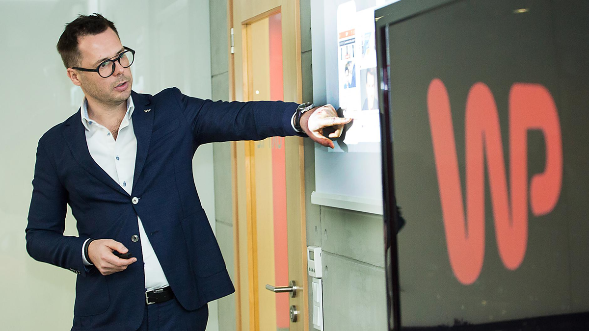 Prezes Jacek Świderski podczas prezentacji wyników finansowych Wirtualnej Polski.