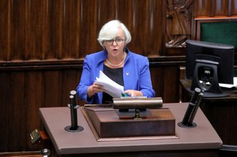 Dezynfekcja rąk przed partią szachów. Joanna Kluzik-Rostkowska cytuje regulamin szkoły