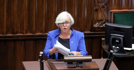 Dezynfekcja rąk przed partią szachów. Joanna Kluzik-Rostkowska cytuje regulamin szkoły
