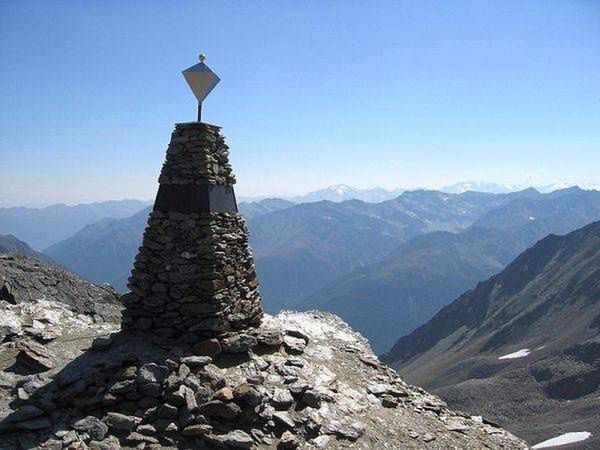 Obelisk upamiętniający miejsce odnalezienia człowieka lodu. 
