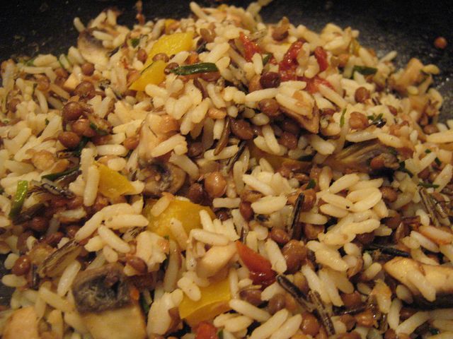 Danie z makaronem ryżowym lub ryżem i wołowiną typu pilaw (nieprzygotowane)