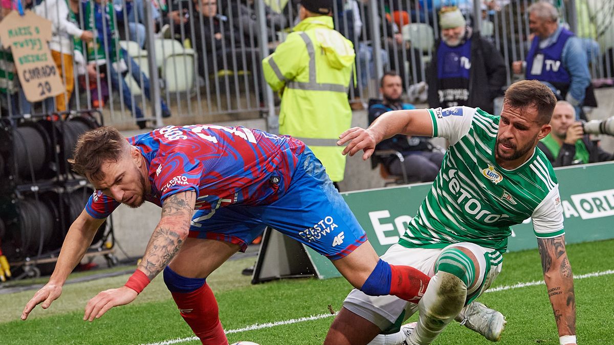 Gdańsk, 15.10.2022. Zawodnik Lechii Gdańsk Rafał Pietrzak (P) i Deian Sorescu (L) z Rakowa Częstochowa podczas meczu 13. kolejki piłkarskiej Ekstraklasy, 15 bm. (mk) PAP/Adam Warżawa