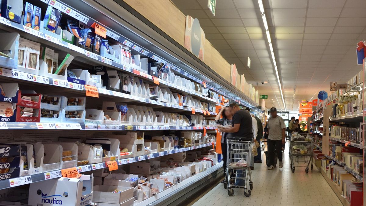 Stock BaMa
Fot. Bartlomiej Magierowski/EastNews. Wroclaw 15.09.2022. Zakupy spozywcze coraz drozsze, wysoka inflacja. N/z: klienci w sklepie Lidl.
Bartlomiej Magierowski