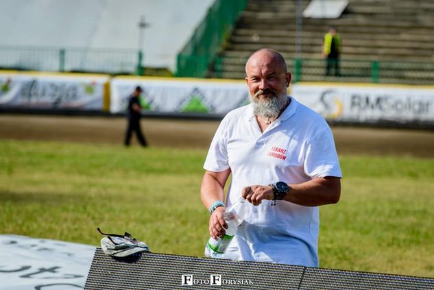 Tomasz Bojanowski podczas meczu żużlowego w Zielonej Górze (fot. Łukasz Forysiak)