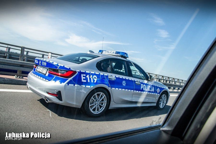 BMW serii 3 dołączyło do floty policji również w oznakowanej wersji.