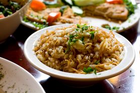 Danie z makaronem ryżowym lub ryżem i wołowiną typu pilaw przygotowane z masłem o zawartości tłuszczu 80%