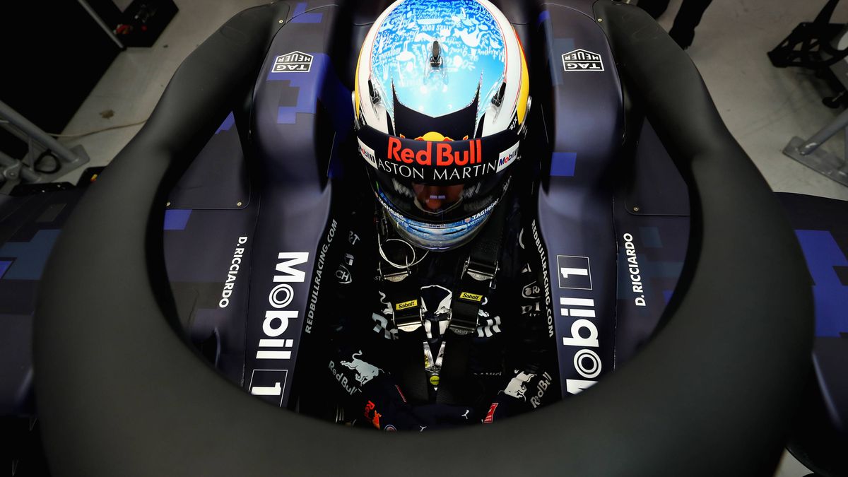 Zdjęcie okładkowe artykułu: Materiały prasowe / Red Bull / Na zdjęciu: Daniel Ricciardo w kokpicie RBR14