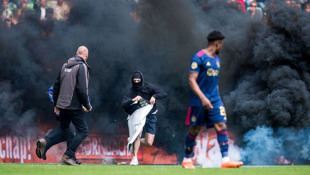 Na zdjęciu: kibic, który pojawił się na murawie (fot. Getty Images/ANP)