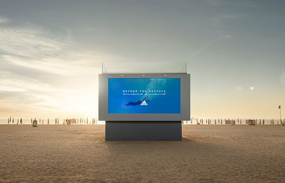 adidas na płynnym billboardzie reklamuje stroje kąpielowe