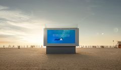 adidas na płynnym billboardzie reklamuje stroje kąpielowe