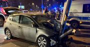 Kompletnie pijany i bez prawa jazdy uderzył w słup. Wiózł żonę i dziecko