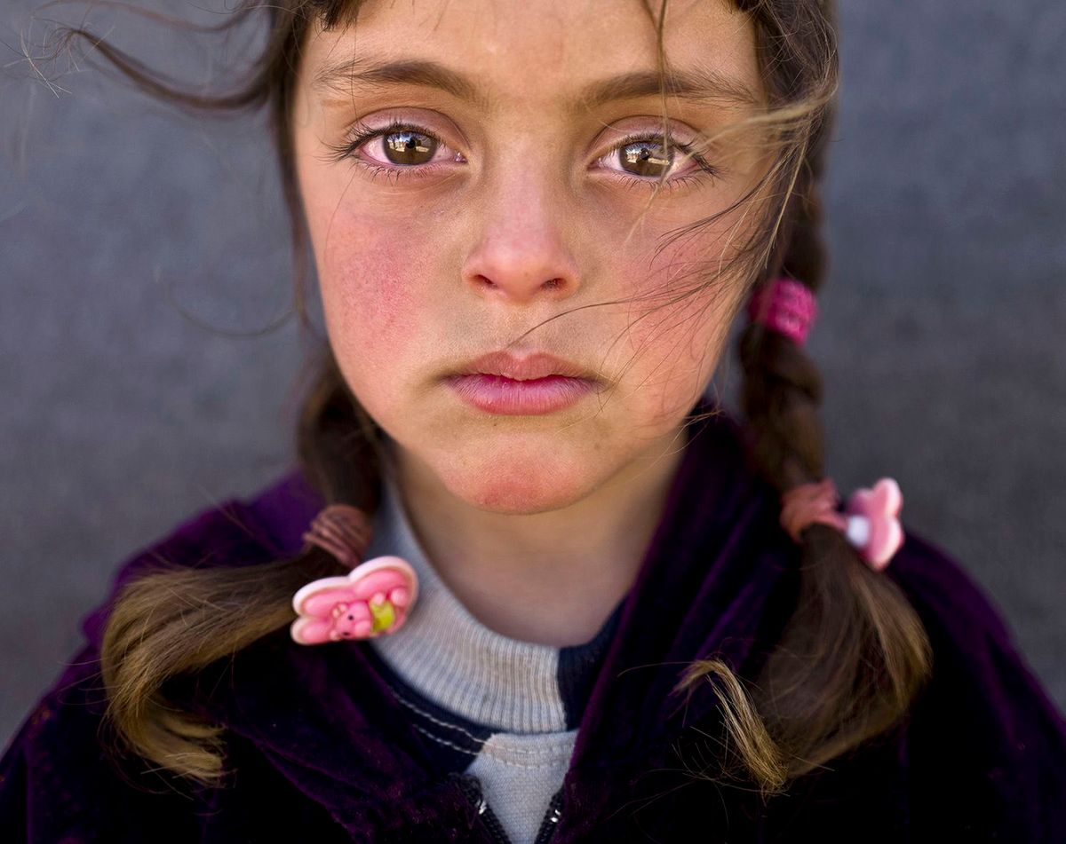 5-letnia Zahra i jej przejmujące spojrzenie na zdjęciu roku. "Te oczy patrzą na pana, panie Kaczyński"