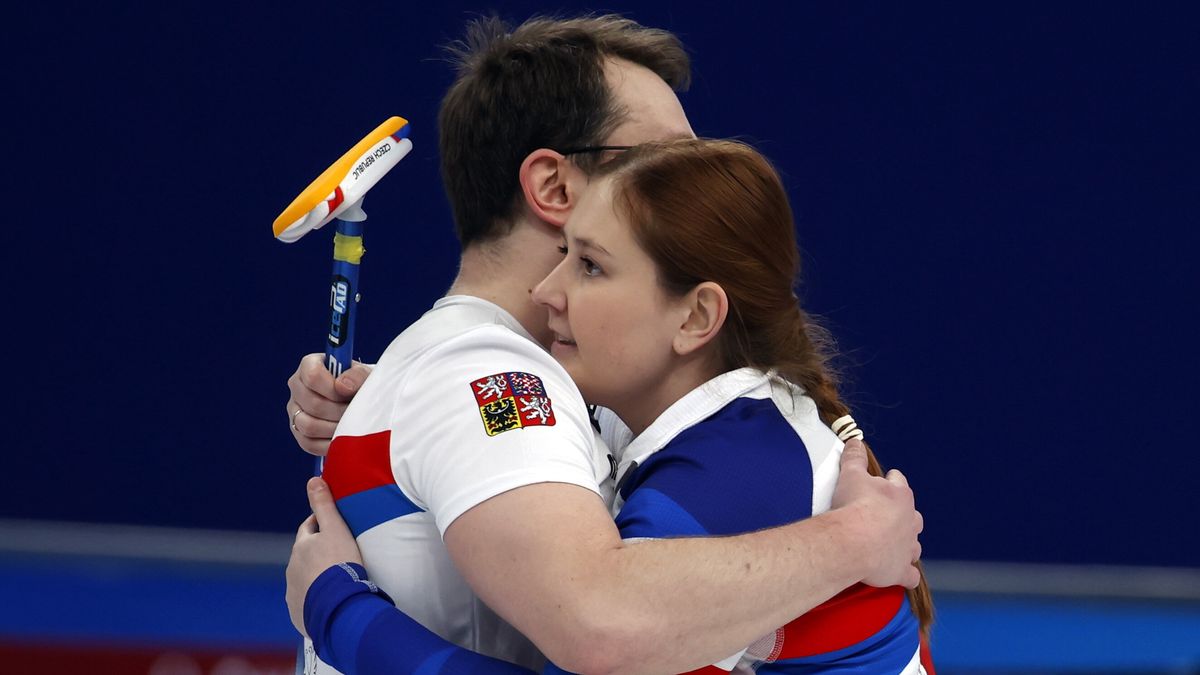 epa09723098 Tomas Paul (L) and Zuzana Paulove (R) of Czech Republic celebrate during Curling Mixed Doubles Round Robin match between Czech Republic and Norway at the Beijing 2022 Olympic Games, Beijing, China, 02 February 2022.  EPA/ROMAN PILIPEY Dostawca: PAP/EPA.
