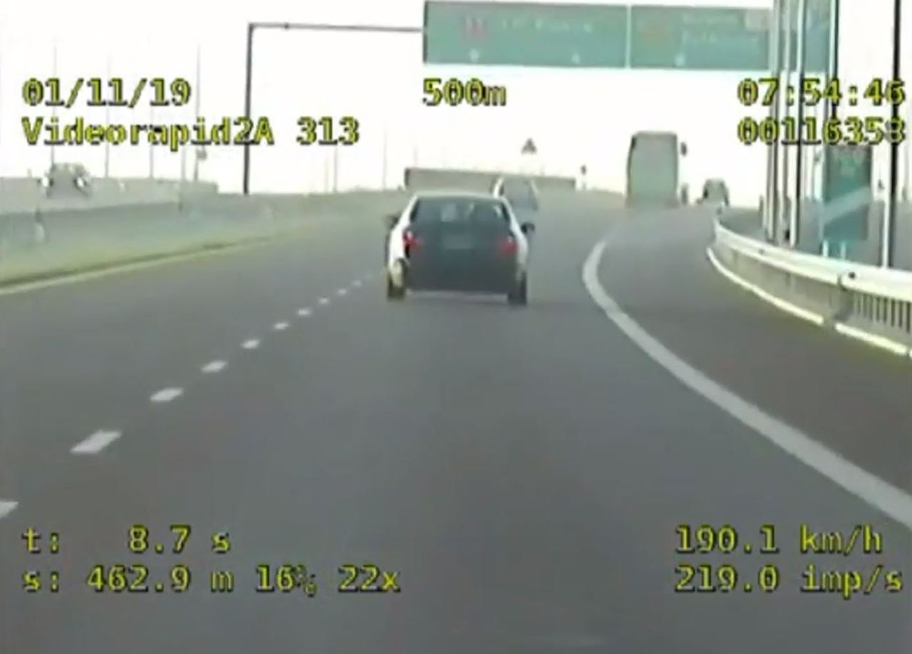 Wyprzedził policjantów jadąc 300 km/h. Dostał 10 punktów karnych i 500 zł mandatu