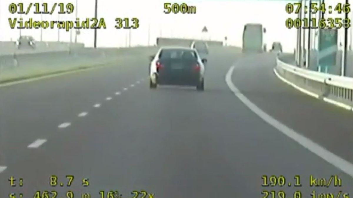 Kierowca jechał tak szybko, że policjanci nie mogli go dogonić.
