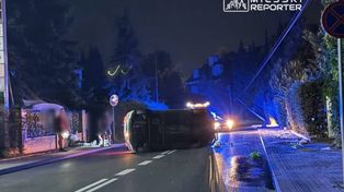 Warszawa: Uderzył w słup energetyczny i dachował. Pojazd zatrzymał się na boku