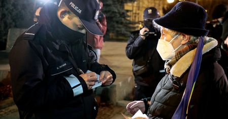 Łamanie nowych obostrzeń zabolało. Policja ujawniła liczbę wlepionych mandatów