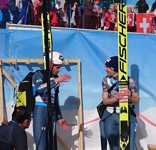 Kamil Stoch i Stefan Kraft w czasie rozmowy po wtorkowym treningu w Seefeld