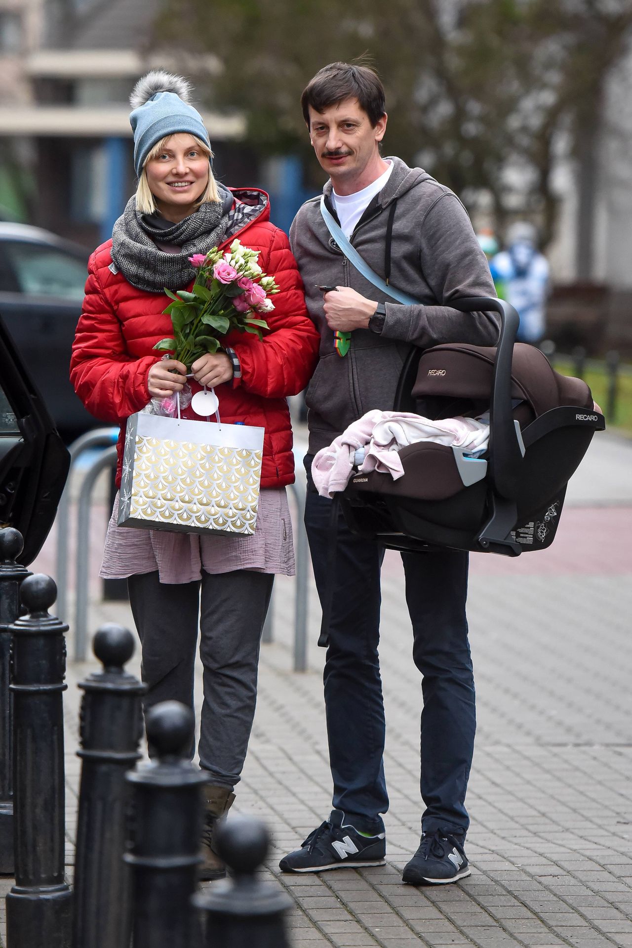Joanna Moro i Mirosław Szpilewski z córeczką wychodzą ze szpitala
