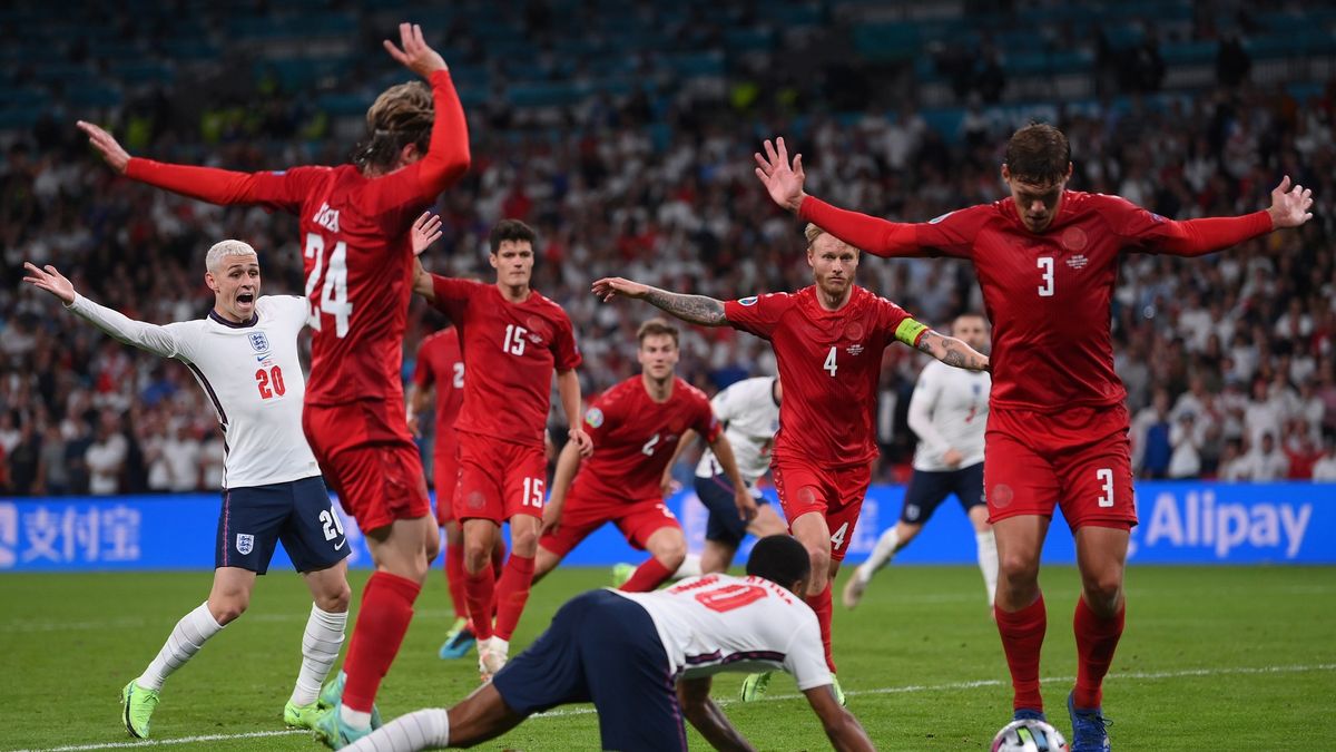 sytuacja, po której sędzia podyktował rzut karny w meczu Anglia - Dania
