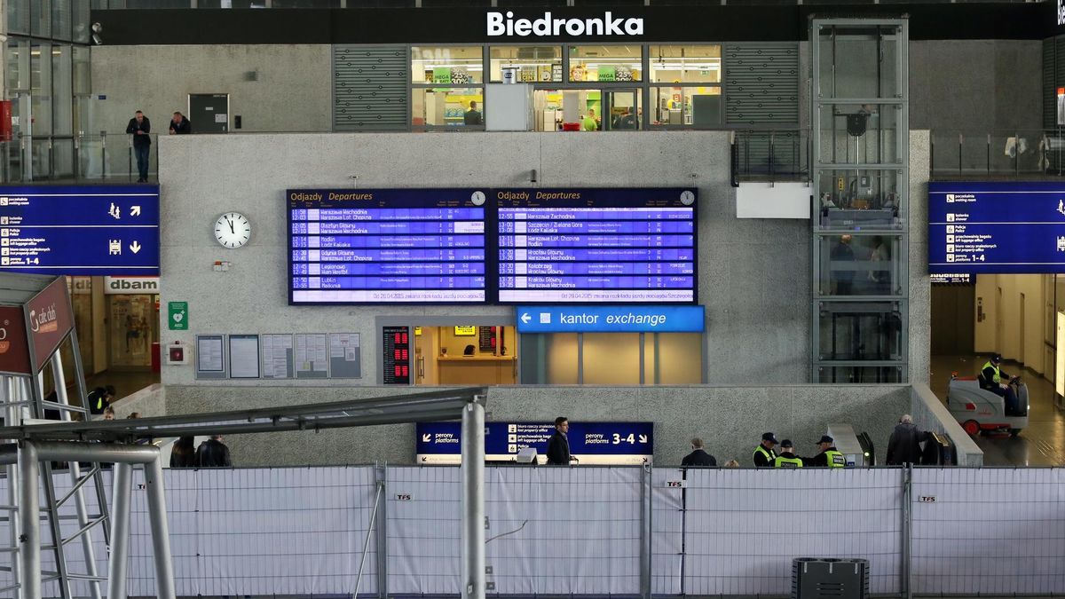 Biedronka na Dworcu Centralnym jako jedyna ma "błogosławieństwo" PIP na pracę w każdą niedzielę.