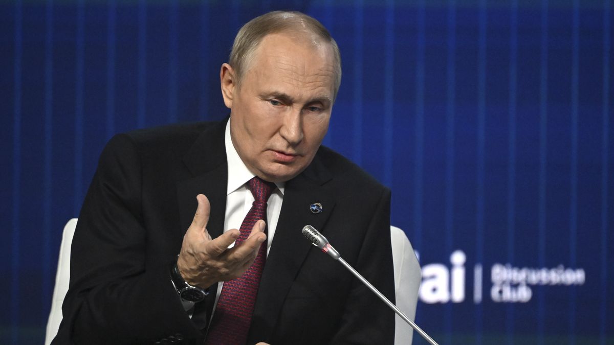 Russian President Vladimir Putin speaks at the session 'The World after Hegemony: Justice and Security for Everyone' of the Valdai International Discussion Club outside Moscow, Russia, 27 October 2022. EPA/SERGEY GUNEEV /SPUTNIK / KREMLIN POOL MANDATORY CREDIT Dostawca: PAP/EPA.