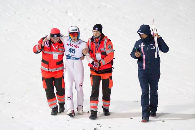 Na zdjęciu Czech Vojtech Stursa, który opuszcza zeskok skoczni w Wiśle z pomocą służb medycznych. Fot. Kacper Kolenda