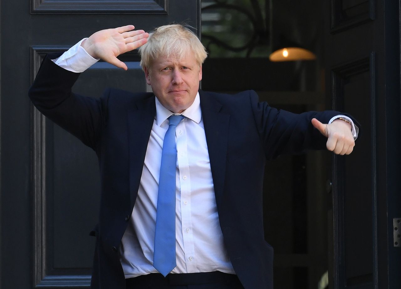 23 lipca 2019 - Anglia. Boris Johnson, lider Partii Konserwatywnej, okazuje radość po wyjściu z siedziby partii w Westminster. Właśnie dowiedział się, że zostanie nowym premierem Wielkiej Brytanii.