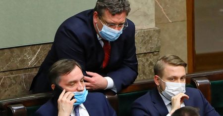 Ziobro zyska posła? W tle kontrowersje wokół przywilejów dla szczepionych