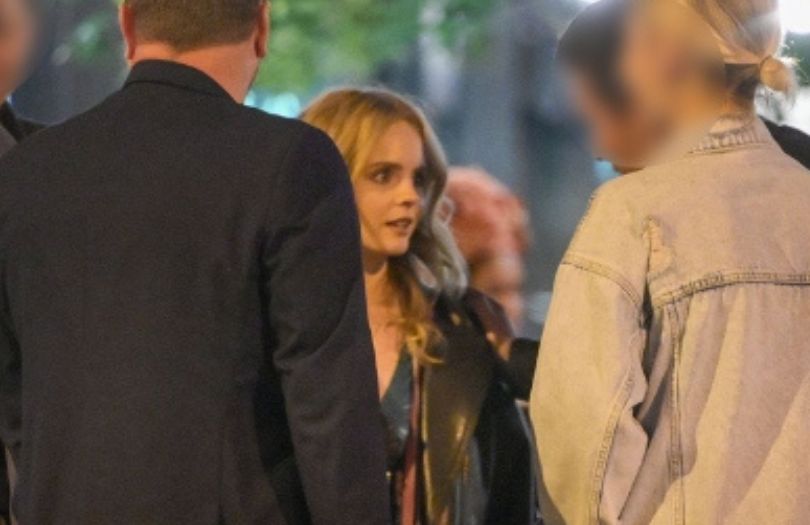 Olga Kalicka bawi się na mieście ze znajomymi