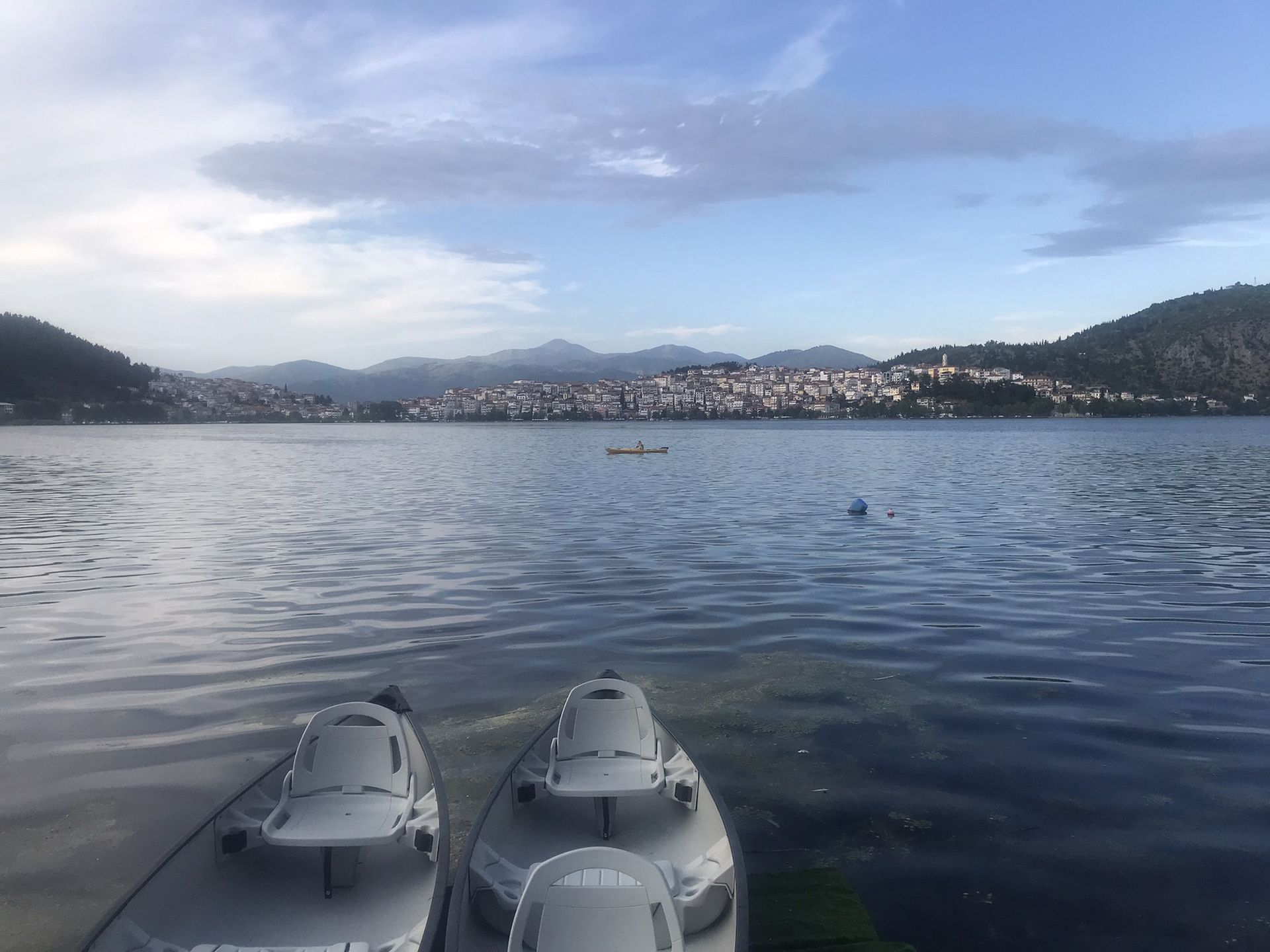 Na jeziorze Kastoria można pływać łódką i kajakiem. Można także wypłynąć statkiem w rejs wokół półwyspu 