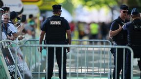 Groził kibicom, policjantowi zadał cios nożem. Przerażające sceny na Tour de France