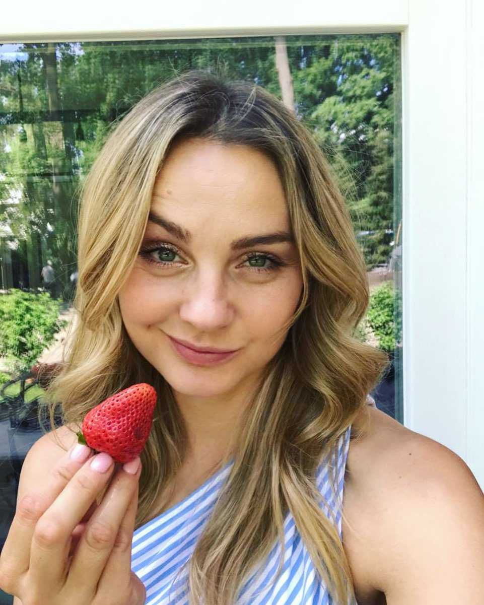Małgorzata Socha zachwyca się truskawką