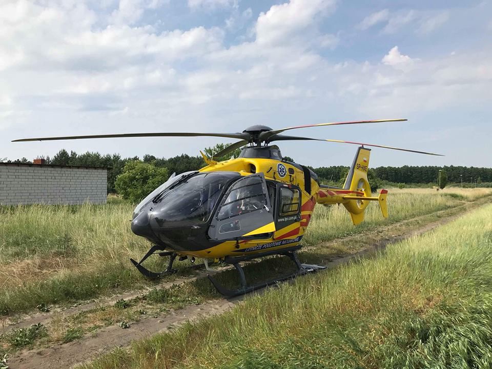 Ranny rowerzysta przetransportowany śmigłowcem LRP do szpitala w Pile